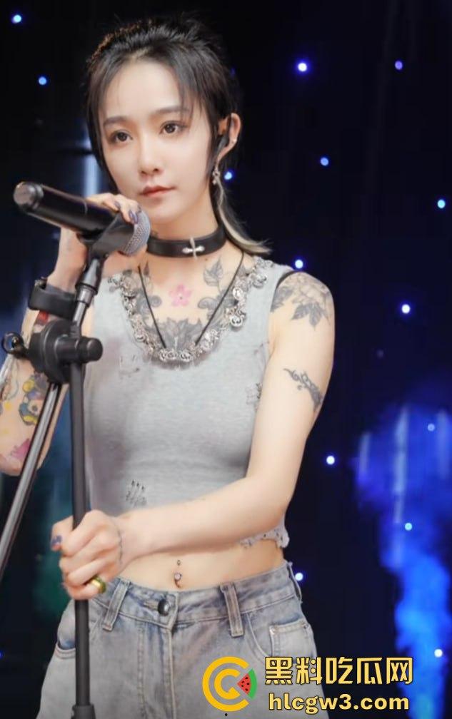 抖音千万粉丝歌手【一支沫z】与北京老头开房视频外泄 跪地舔JB主动开腿挨操 疯狂星期四V我50给你看独家！  第14张