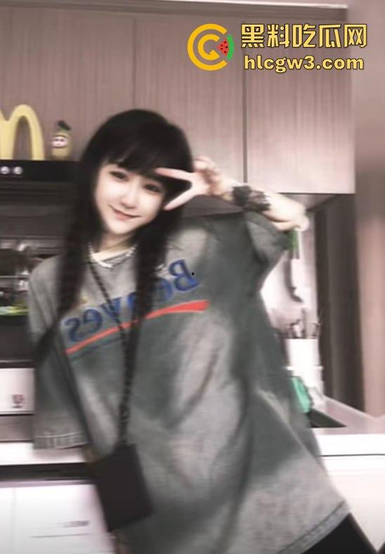 抖音千万粉丝歌手【一支沫z】与北京老头开房视频外泄 跪地舔JB主动开腿挨操 疯狂星期四V我50给你看独家！  第16张