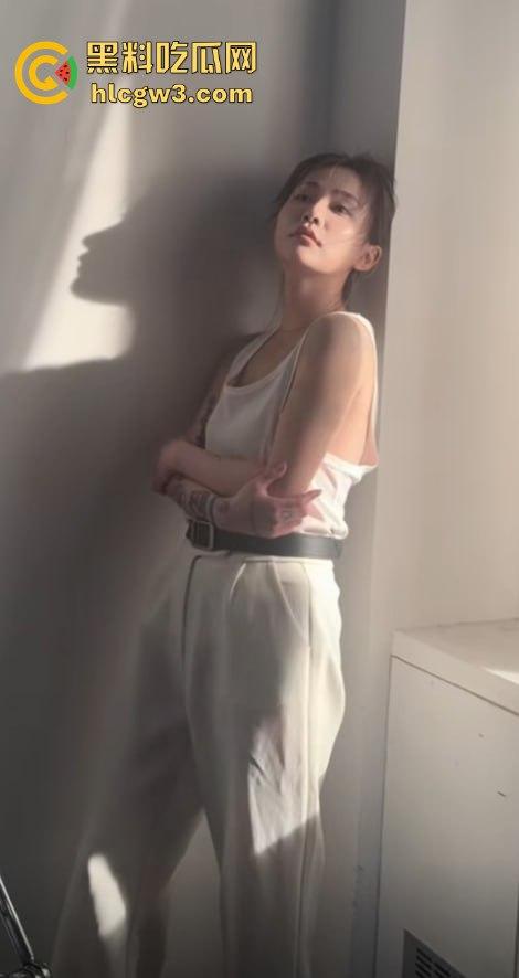 抖音千万粉丝歌手【一支沫z】与北京老头开房视频外泄 跪地舔JB主动开腿挨操 疯狂星期四V我50给你看独家！  第18张