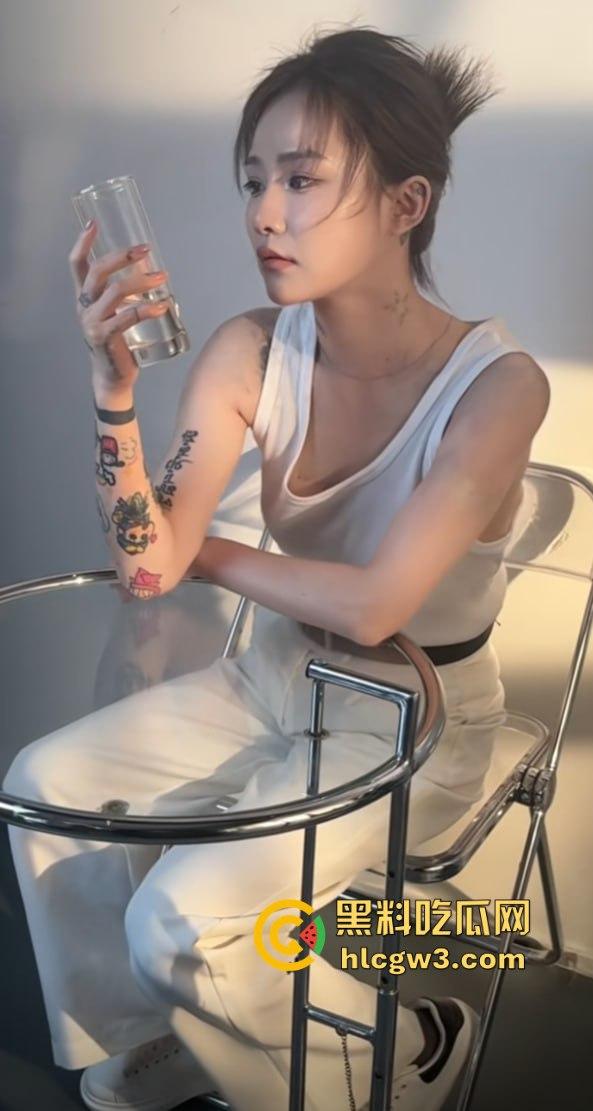 抖音千万粉丝歌手【一支沫z】与北京老头开房视频外泄 跪地舔JB主动开腿挨操 疯狂星期四V我50给你看独家！  第20张