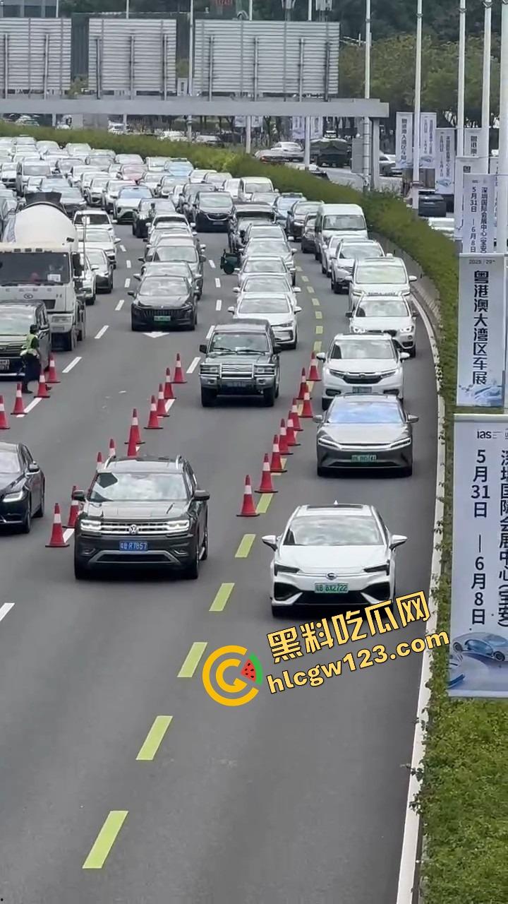 深圳蛇皮摩托哥逆天操作，10个交警围捕失败，全程像跳广场舞，帽子叔叔被耍成陀螺！  第7张