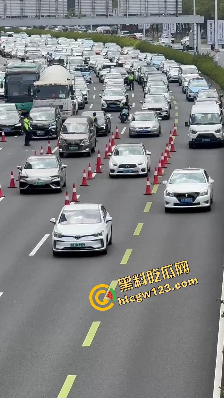 深圳蛇皮摩托哥逆天操作，10个交警围捕失败，全程像跳广场舞，帽子叔叔被耍成陀螺！  第10张