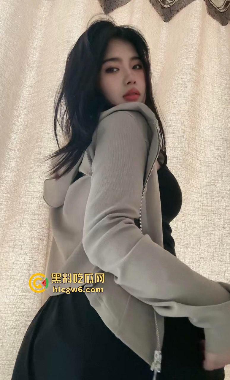 华南理工大学大一反差学妹【黎果果】巨乳黑肥大鲍鱼，阴毛旺盛性欲极强性爱视频遭到曝光。  第28张