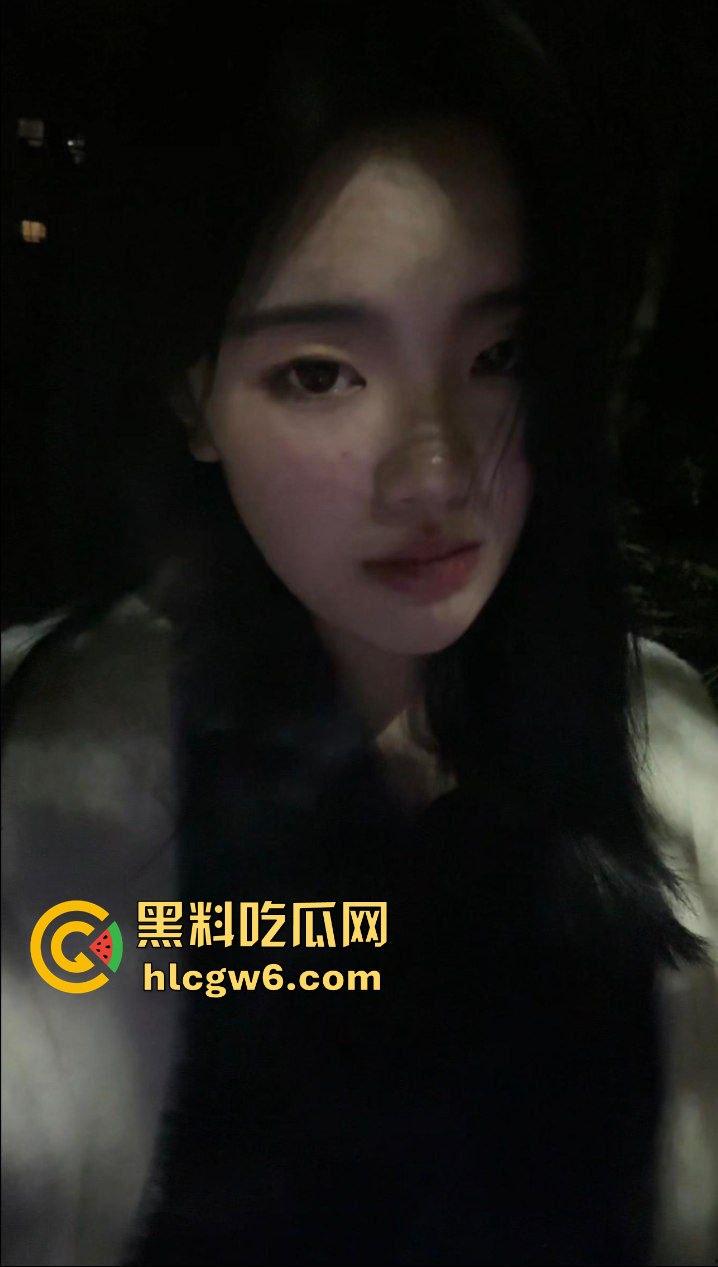 华南理工大学大一反差学妹【黎果果】巨乳黑肥大鲍鱼，阴毛旺盛性欲极强性爱视频遭到曝光。  第40张