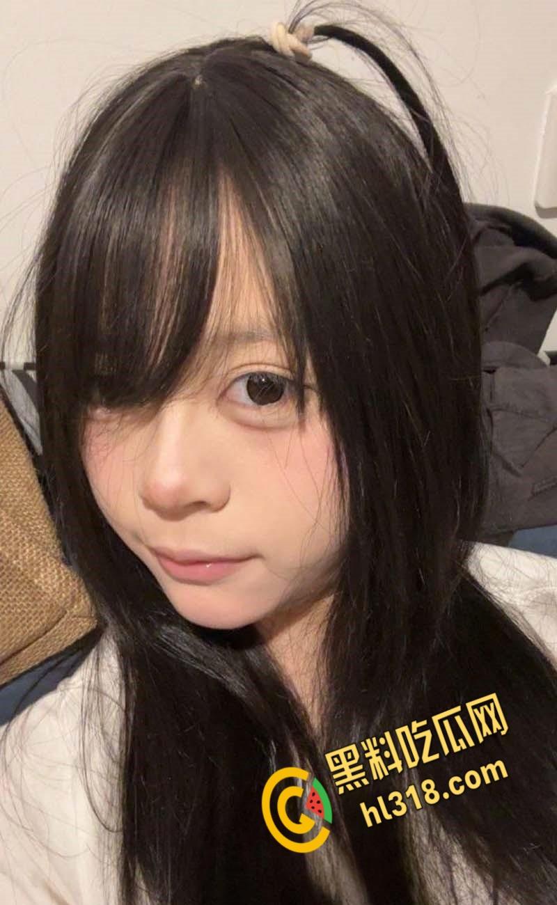 舞蹈学院学生妹【李诗腾】，网恋自拍裸体给男友看，渣男看完后直接发网上曝光，美乳翘臀真的诱人  第1张