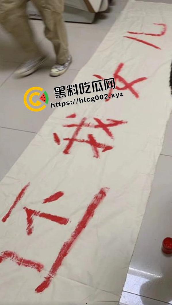 南通大巴车祸事件后续！官方通告隐瞒死亡事实 孩子父母被隐瞒孩子死亡消息 特警维稳不准送花 三观震碎的后续处理  第5张