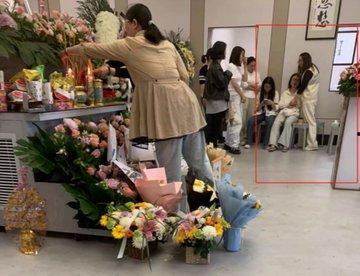 南通大巴车祸事件后续！官方通告隐瞒死亡事实 孩子父母被隐瞒孩子死亡消息 特警维稳不准送花 三观震碎的后续处理  第7张