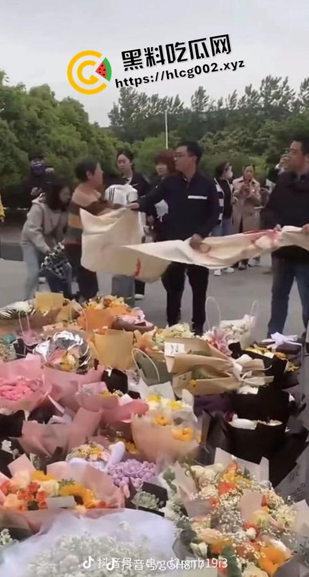 南通大巴车祸事件后续！官方通告隐瞒死亡事实 孩子父母被隐瞒孩子死亡消息 特警维稳不准送花 三观震碎的后续处理  第11张