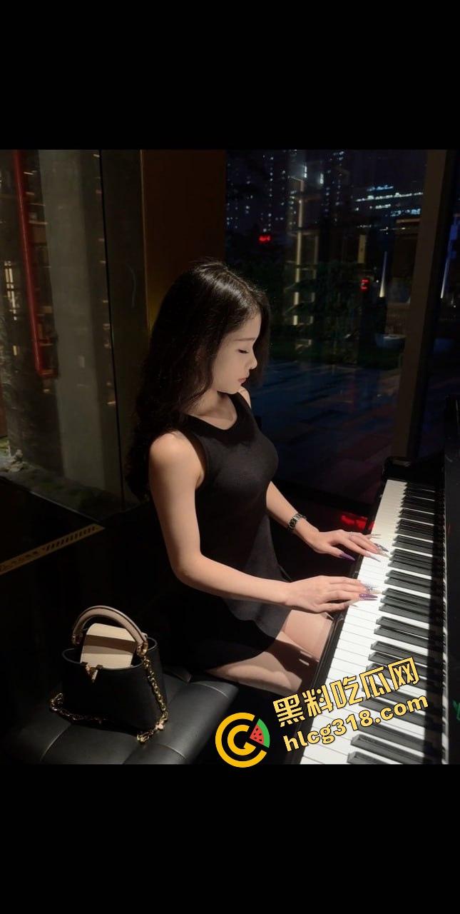 大奶邻居红色内衣辣秀骚姿，白天就撅屁股贴窗露奶，究竟是拍给老公还是干爹？光看这劲头床上得干疯了！  第3张