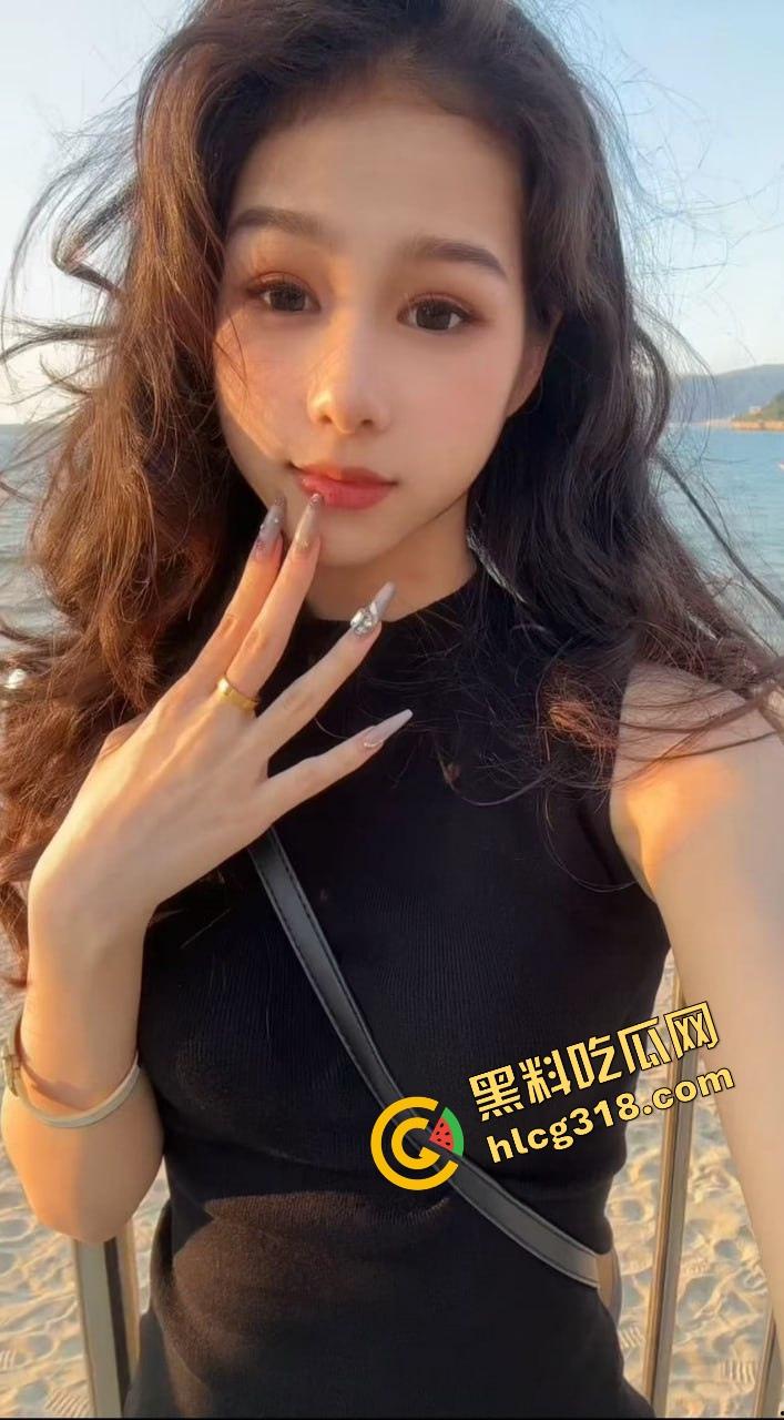 大奶邻居红色内衣辣秀骚姿，白天就撅屁股贴窗露奶，究竟是拍给老公还是干爹？光看这劲头床上得干疯了！  第4张