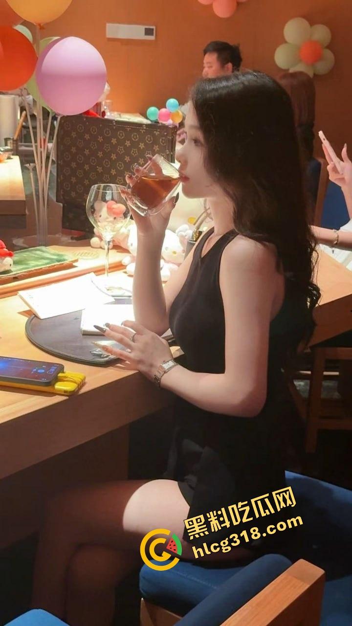 大奶邻居红色内衣辣秀骚姿，白天就撅屁股贴窗露奶，究竟是拍给老公还是干爹？光看这劲头床上得干疯了！  第7张