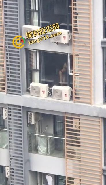 大奶邻居红色内衣辣秀骚姿，白天就撅屁股贴窗露奶，究竟是拍给老公还是干爹？光看这劲头床上得干疯了！  第11张