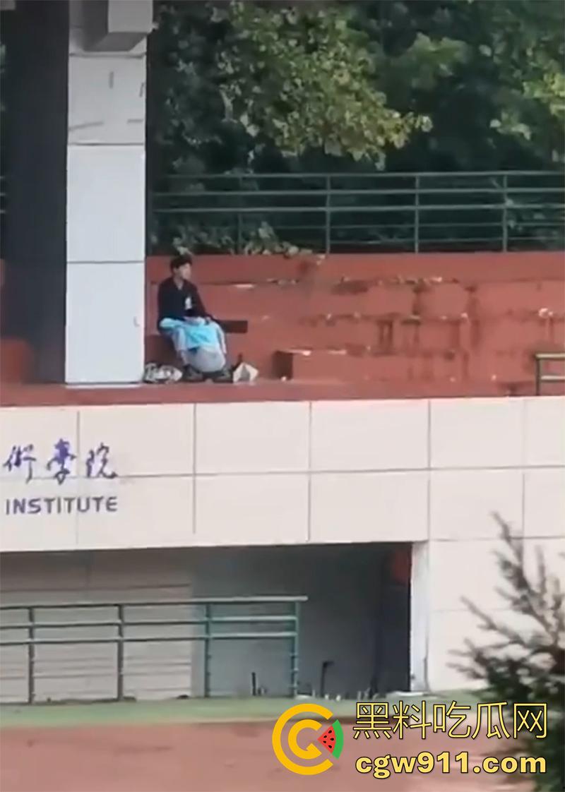 陕西工业职业技术学院，操场看台角落，一对狗男女大玩口交吃鸡，据说这男的还是骚逼男友的室友，玩的真花花啊！  第3张