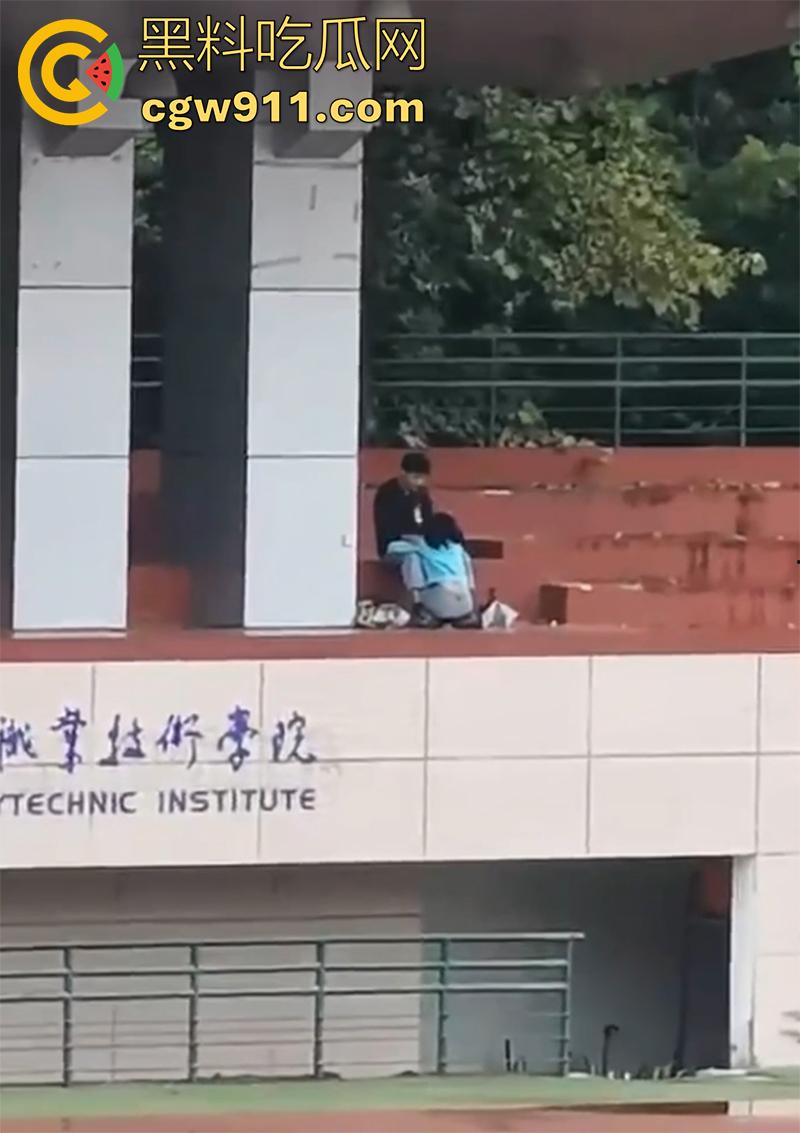 陕西工业职业技术学院，操场看台角落，一对狗男女大玩口交吃鸡，据说这男的还是骚逼男友的室友，玩的真花花啊！  第4张