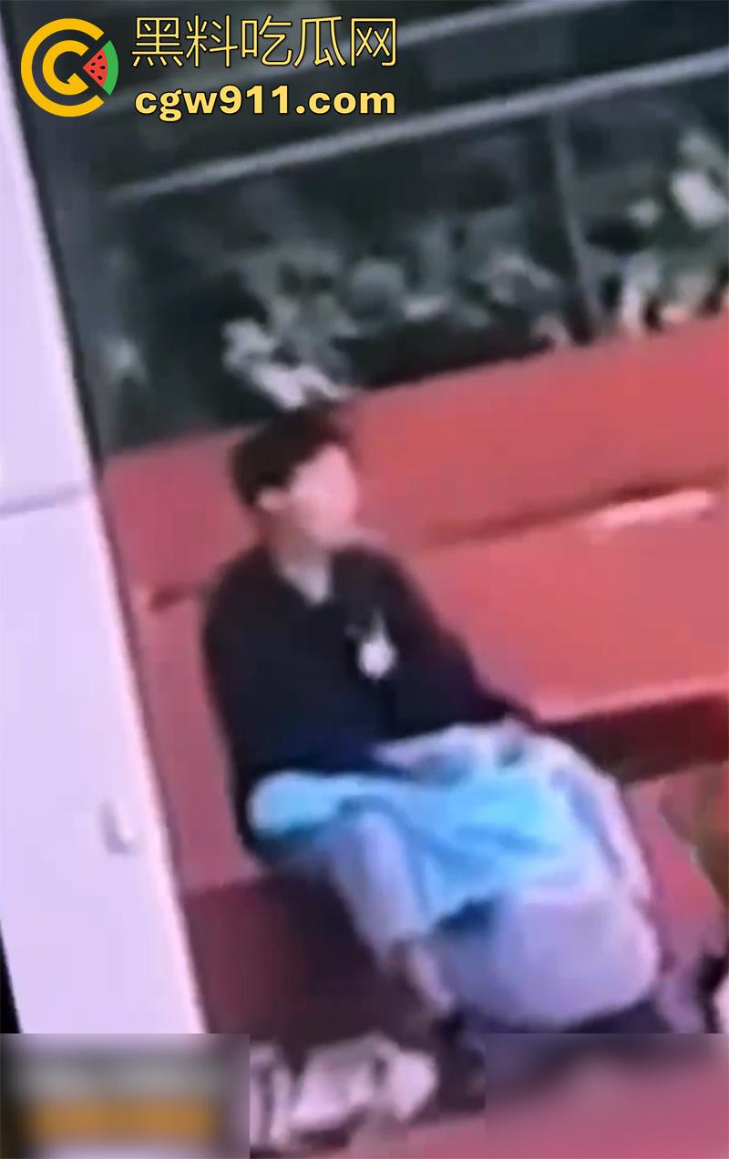 陕西工业职业技术学院，操场看台角落，一对狗男女大玩口交吃鸡，据说这男的还是骚逼男友的室友，玩的真花花啊！  第5张