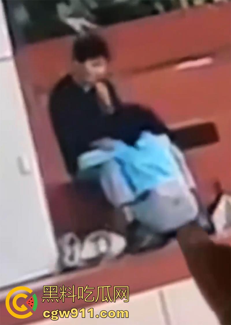 陕西工业职业技术学院，操场看台角落，一对狗男女大玩口交吃鸡，据说这男的还是骚逼男友的室友，玩的真花花啊！  第6张