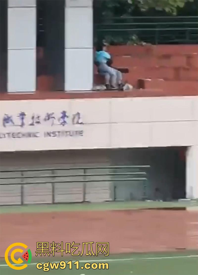 陕西工业职业技术学院，操场看台角落，一对狗男女大玩口交吃鸡，据说这男的还是骚逼男友的室友，玩的真花花啊！  第7张