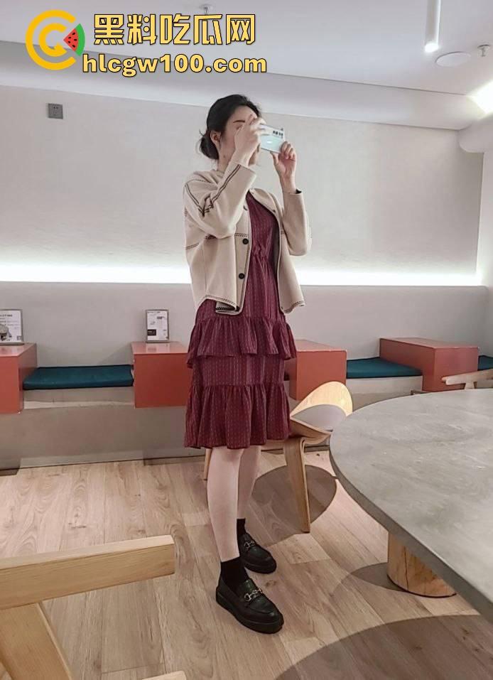 网友投稿！哈尔滨极品人妻【伊美美】性爱视频曝光，颜值炸裂身材火辣，熟人妻骚劲让人射了还想干。  第2张