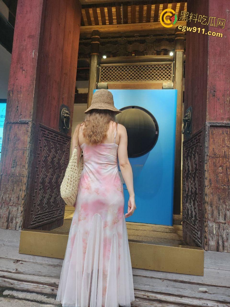 推特调教人妻大神【xiaoxin064】，约炮32岁韵味少妇，把少妇当成母狗边旅游边操，无套内射黑丝翘臀 !  第2张