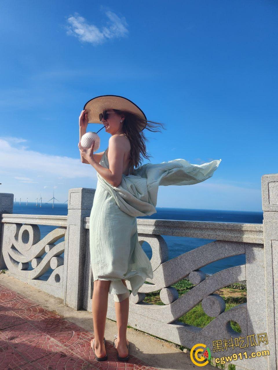 推特调教人妻大神【xiaoxin064】，约炮32岁韵味少妇，把少妇当成母狗边旅游边操，无套内射黑丝翘臀 !  第4张