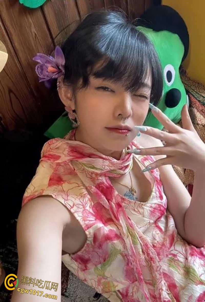 武汉龙华学院校花【陈雯晶】，俏丽女神性瘾难耐，晒淫照撩汉约炮 ，多毛骚穴搭开档黑丝堪称绝配！  第5张