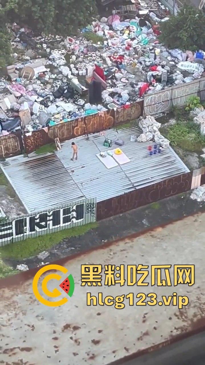 台中垃圾场狠人硬核骚操作！花式操雨伞，捅屁眼，吃瓜群众在高楼全程记录拍摄！  第4张
