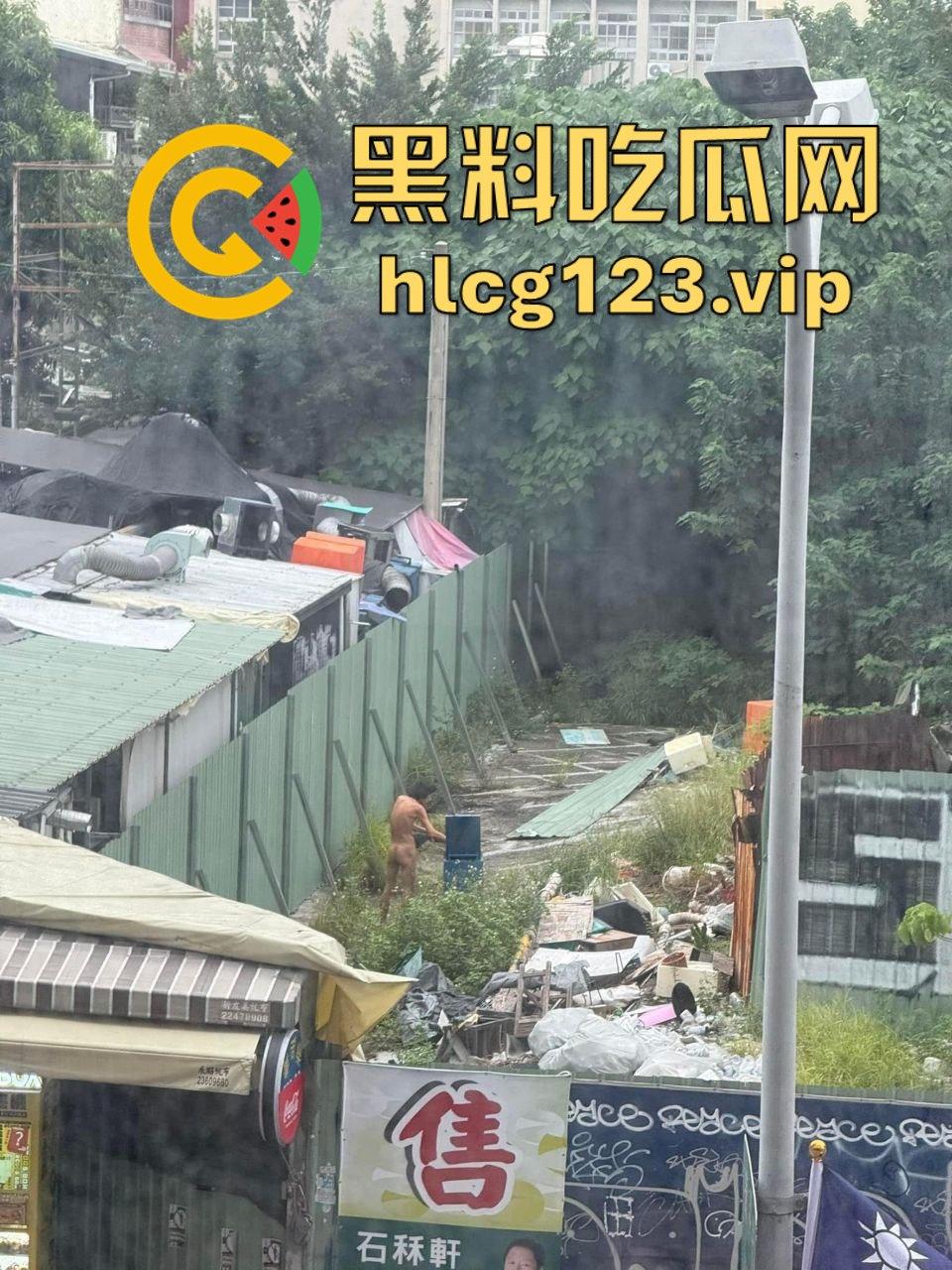 台中垃圾场狠人硬核骚操作！花式操雨伞，捅屁眼，吃瓜群众在高楼全程记录拍摄！  第6张