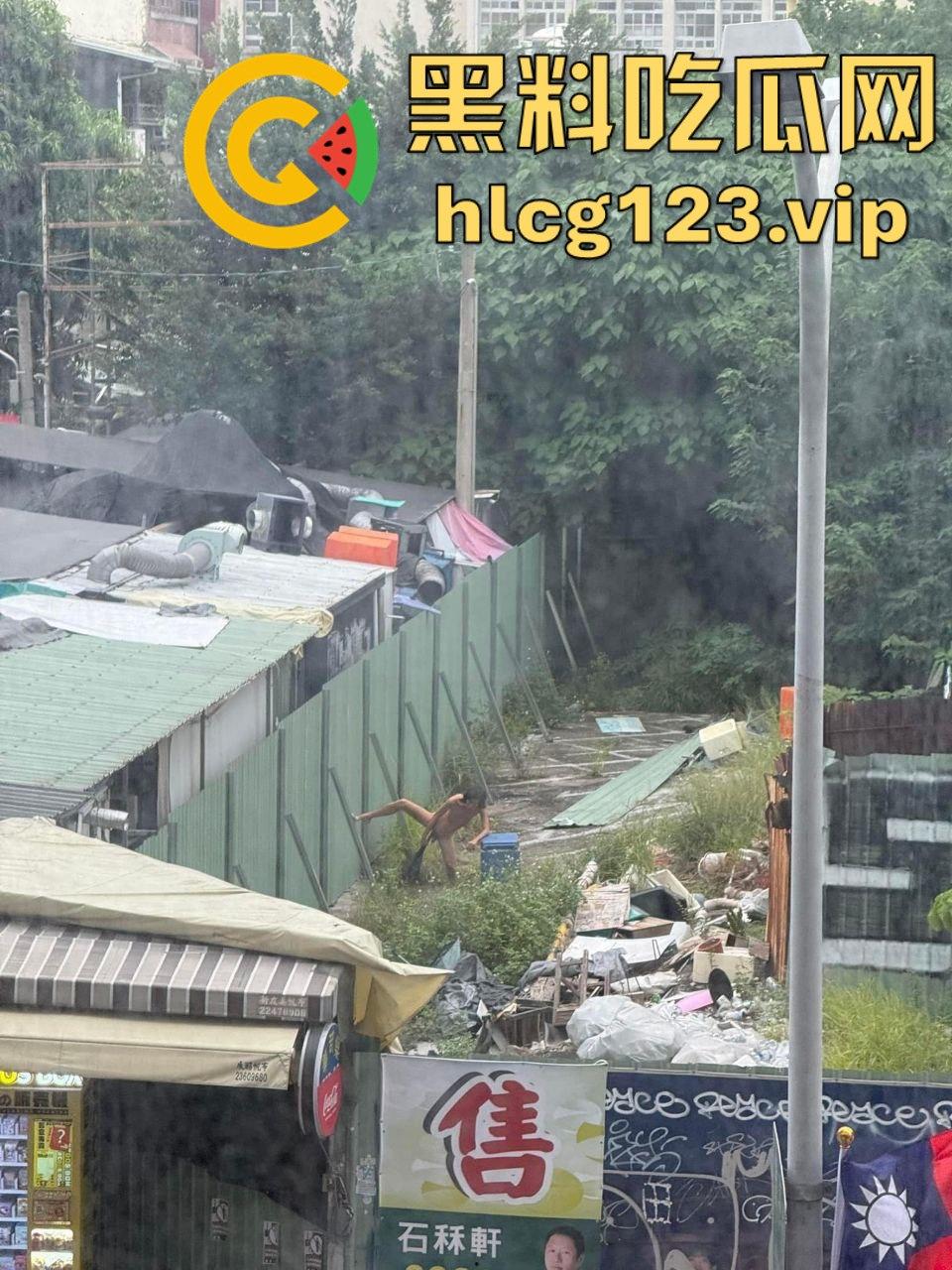 台中垃圾场狠人硬核骚操作！花式操雨伞，捅屁眼，吃瓜群众在高楼全程记录拍摄！  第9张