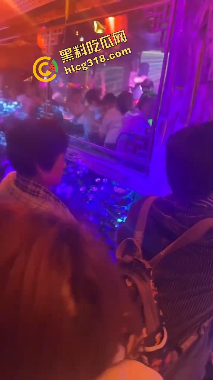 丽江夜店大爷站原地看骚舞看傻，大妈扯断胳膊都拉不走，大爷喊别拽，我马上射了！  第2张