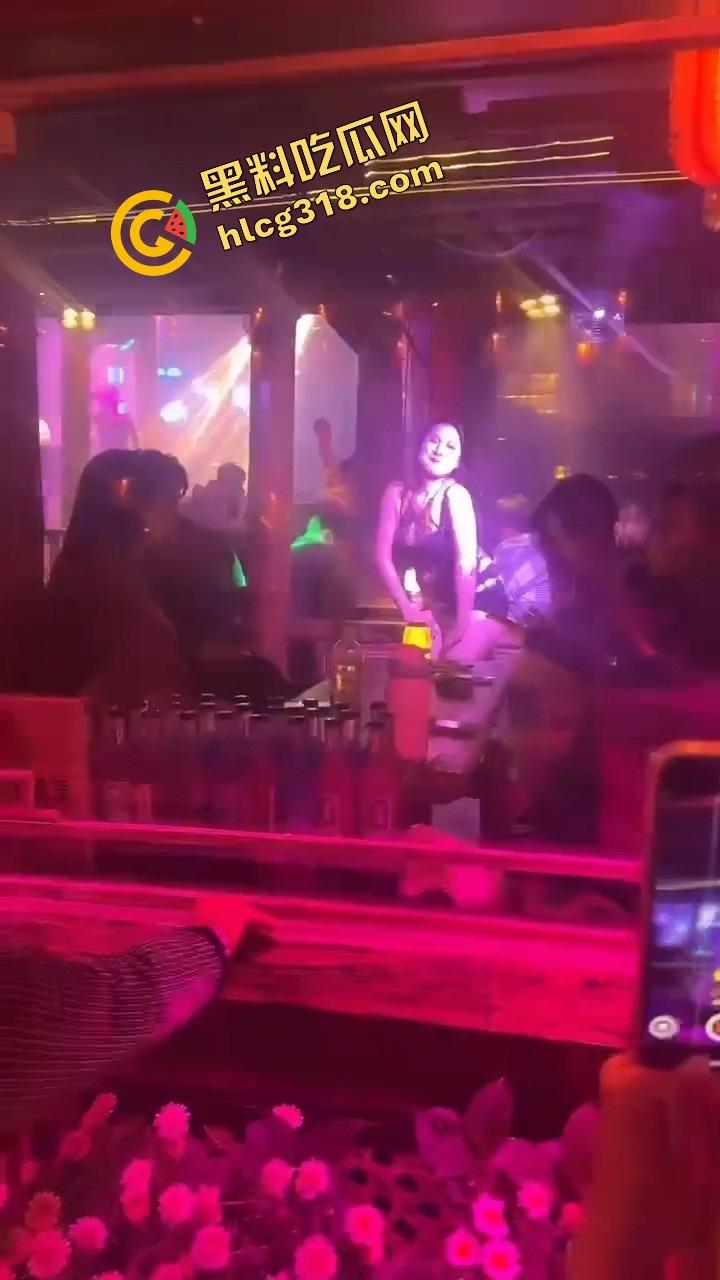丽江夜店大爷站原地看骚舞看傻，大妈扯断胳膊都拉不走，大爷喊别拽，我马上射了！  第3张