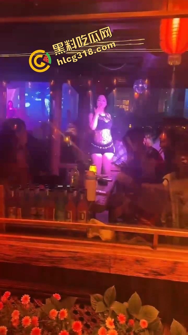 丽江夜店大爷站原地看骚舞看傻，大妈扯断胳膊都拉不走，大爷喊别拽，我马上射了！  第4张