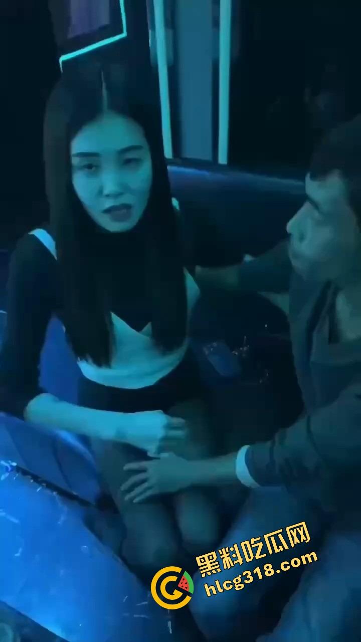 丽江夜店大爷站原地看骚舞看傻，大妈扯断胳膊都拉不走，大爷喊别拽，我马上射了！  第5张