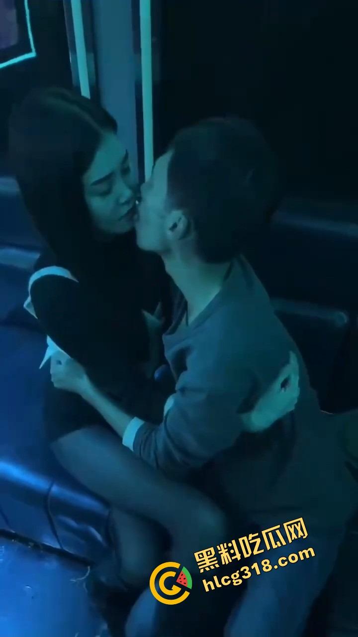 丽江夜店大爷站原地看骚舞看傻，大妈扯断胳膊都拉不走，大爷喊别拽，我马上射了！  第7张