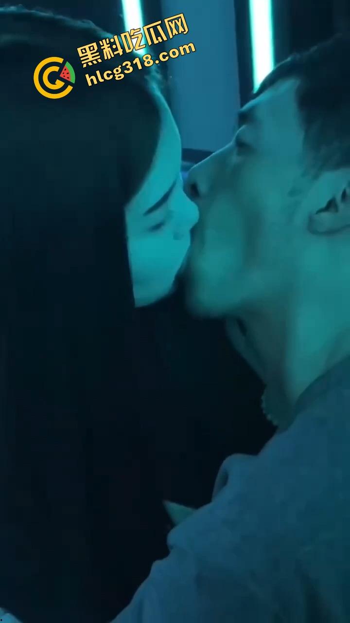 丽江夜店大爷站原地看骚舞看傻，大妈扯断胳膊都拉不走，大爷喊别拽，我马上射了！  第9张