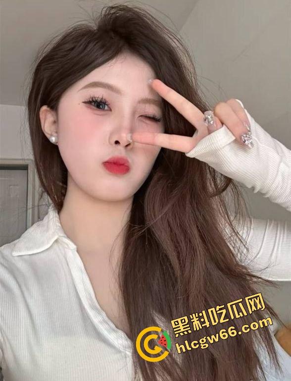 女友闺蜜【赵汝】开档丝袜被中出，御姐脸傻白甜性格，深情舔屌主动骑坐，小穴松垮得像被操穿！  第1张