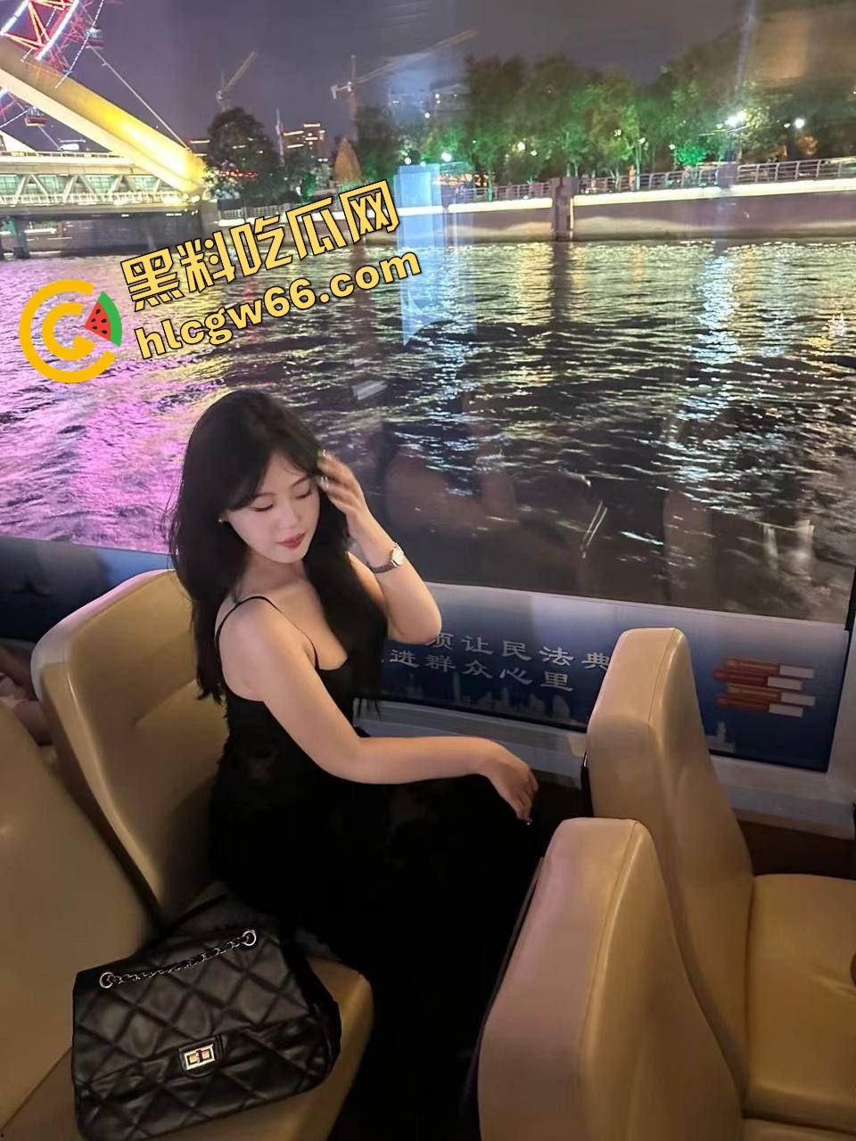 女友闺蜜【赵汝】开档丝袜被中出，御姐脸傻白甜性格，深情舔屌主动骑坐，小穴松垮得像被操穿！  第3张