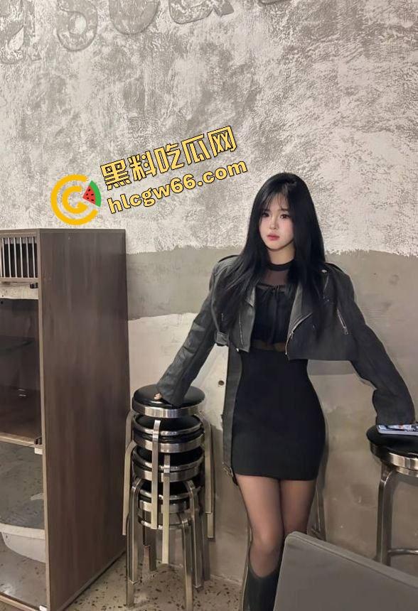 女友闺蜜【赵汝】开档丝袜被中出，御姐脸傻白甜性格，深情舔屌主动骑坐，小穴松垮得像被操穿！  第5张