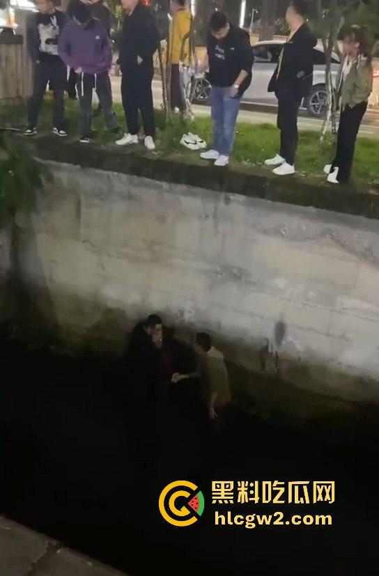 女子醉酒跳入水沟，一群小伙子拼尽全力才把她捞起，小姐姐该减肥了，不然救都救不动！  第2张