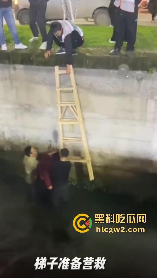 女子醉酒跳入水沟，一群小伙子拼尽全力才把她捞起，小姐姐该减肥了，不然救都救不动！  第3张