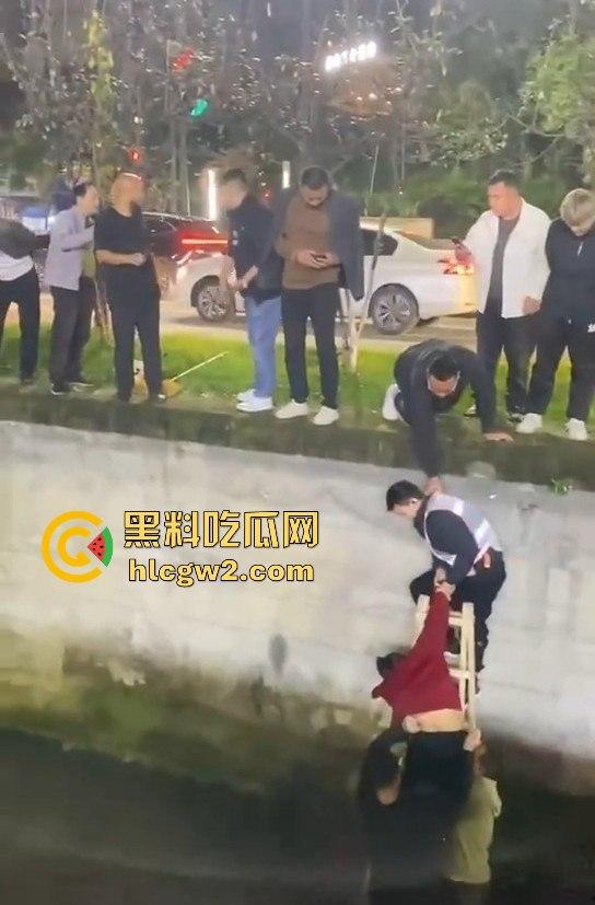女子醉酒跳入水沟，一群小伙子拼尽全力才把她捞起，小姐姐该减肥了，不然救都救不动！  第4张