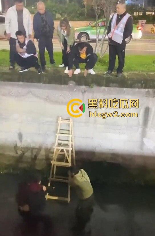 女子醉酒跳入水沟，一群小伙子拼尽全力才把她捞起，小姐姐该减肥了，不然救都救不动！  第5张