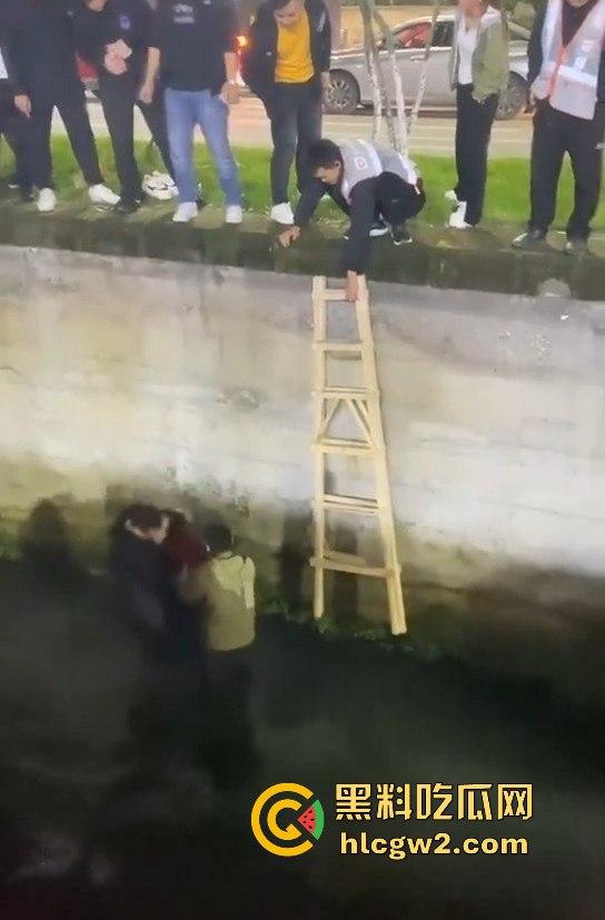 女子醉酒跳入水沟，一群小伙子拼尽全力才把她捞起，小姐姐该减肥了，不然救都救不动！  第7张