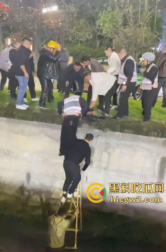 女子醉酒跳入水沟，一群小伙子拼尽全力才把她捞起，小姐姐该减肥了，不然救都救不动！  第9张