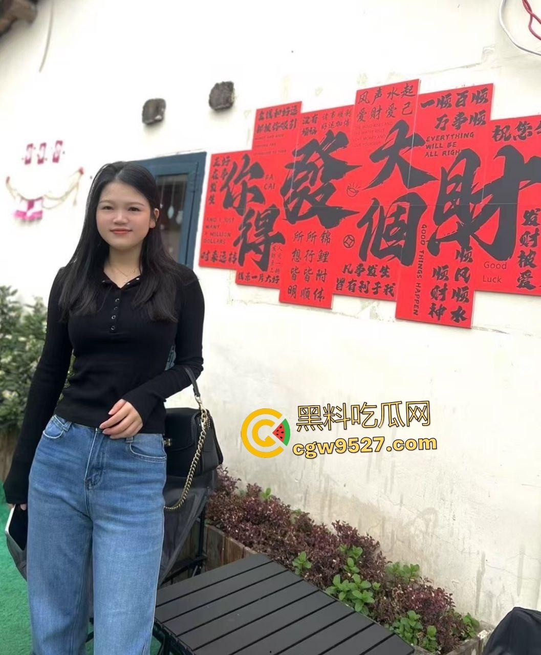 30岁销售美女【余丽娇】瞒男友勾搭客户，在镜子前被狂操自拍，还给老外口交20cm的鸡巴！  第1张