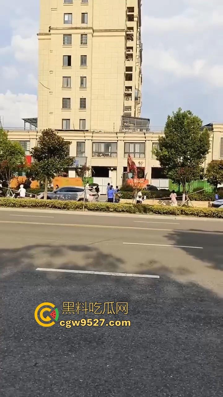 安徽霍山景秀蓝湾小区，一楼住户挖地下室导致整栋楼倾斜，整栋楼瞬间成为危房，遇上这种邻居也是倒了大霉！  第1张