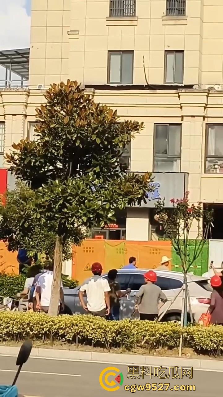 安徽霍山景秀蓝湾小区，一楼住户挖地下室导致整栋楼倾斜，整栋楼瞬间成为危房，遇上这种邻居也是倒了大霉！  第5张