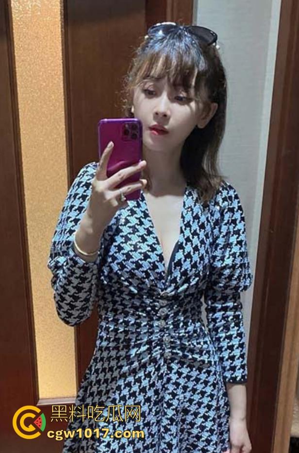 海角乱伦！妈妈深夜旗袍诱惑，女上骑乘榨精，手里捧着儿子射在嘴里流出的精液，看向倒头就睡的儿子后陷入了沉思！  第2张