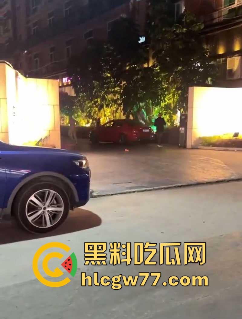 广东揭阳市中心街头惊现男子裸奔，这天气大哥不冷吗？看起来精神不正常  第2张