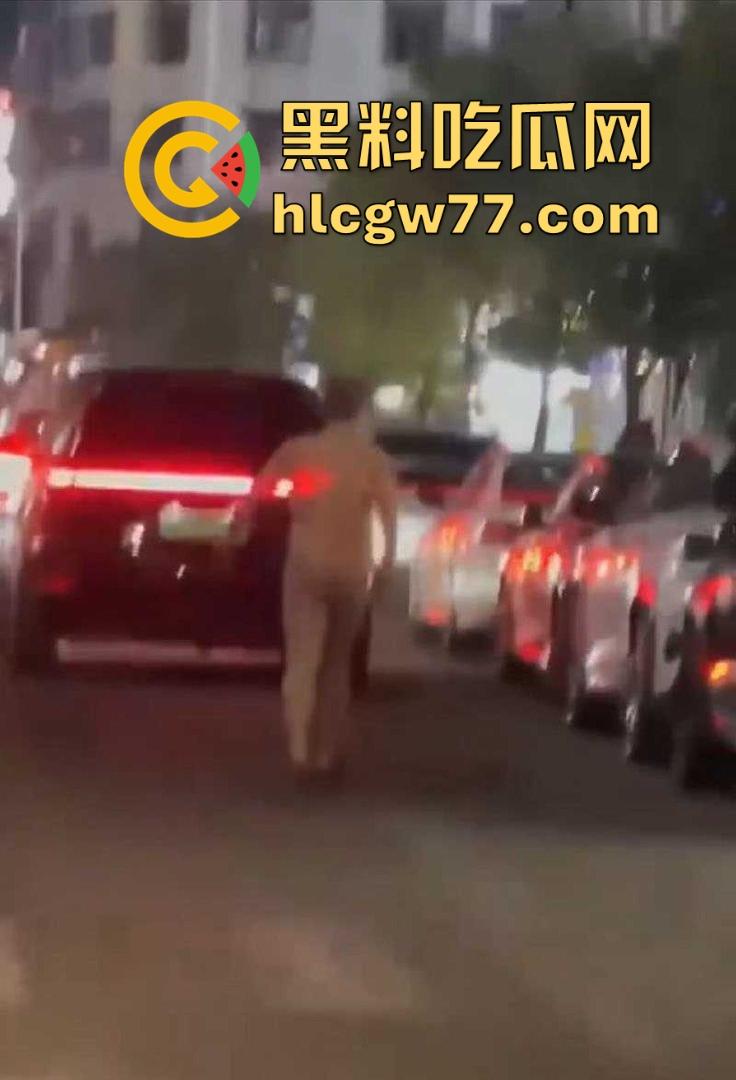 广东揭阳市中心街头惊现男子裸奔，这天气大哥不冷吗？看起来精神不正常  第4张