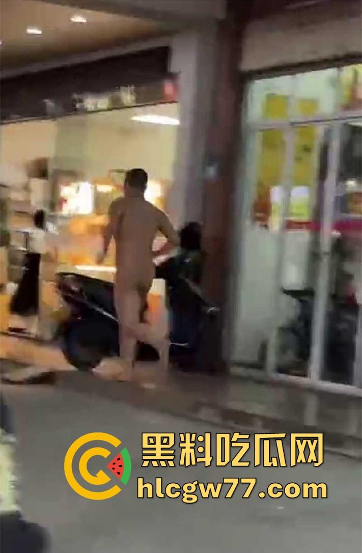 广东揭阳市中心街头惊现男子裸奔，这天气大哥不冷吗？看起来精神不正常  第6张